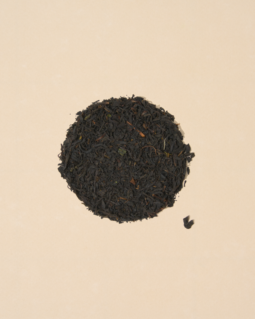 black-tea-blend-fill Saitama black tea leaves arranged inside a filled circle