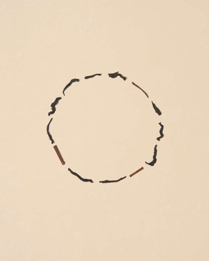 black-tea-blend-ring Saitama black tea leaves arranged in a ring